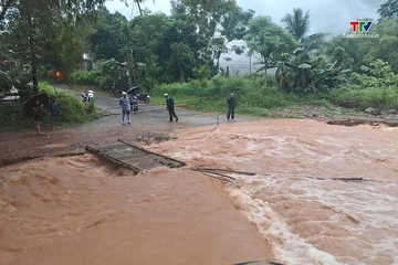 Người dân tuyệt đối không đi chuyển qua các điểm ngập và sạt lở