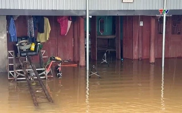 Nước lũ tràn vào nhà dân ở thôn Vạn Thiện
