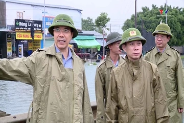 Phó Bí thư Thường trực Tỉnh ủy, Chủ tịch HĐND tỉnh Nguyễn Hồng Phong tập trung công tác tiêu thoát nước và điều tiết giao thông trên QL1A
