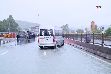 Nhiều tuyến đường bị ngập sâu do mưa lớn kéo dài