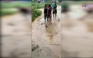 Dọn vệ sinh môi trường sau lũ