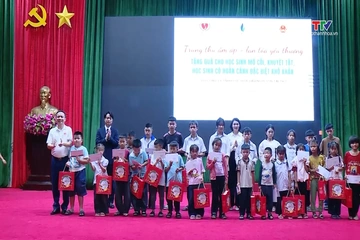 Trao quà cho trẻ em có hoàn cảnh khó khăn