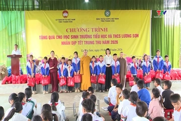 Trao quà Trung thu cho học sinh vùng khó