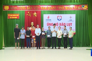 Tân Ninh trao hỗ trợ cho gần 240 hộ bị ảnh hưởng bởi mưa lũ