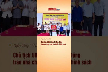 Chủ tịch UBND tỉnh Tô Anh Dũng trao nhà cho các gia đình chính sách