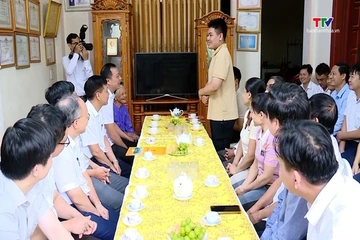 Chủ tịch UBND tỉnh Tô Anh Dũng chúc mừng hai em Hiếu và Minh
