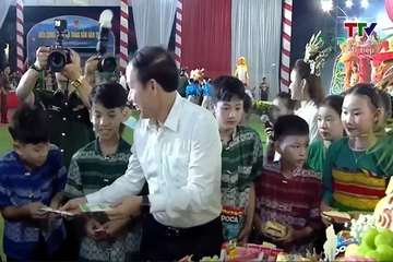 Ấm áp khoảnh khắc các đồng chí lãnh đạo cùng các cháu thiếu nhi vùng cao biên giới phá cỗ Trung thu