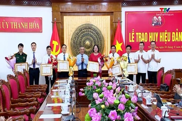 Ban Thường vụ Tỉnh ủy trao tặng Huy hiệu Đảng