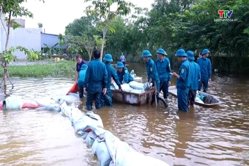 Tập trung bơm tiêu nước ngập sâu, giúp học sinh đến trường an toàn