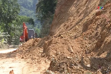 Nỗ lực khắc phục sạt lở, đảm bảo giao thông