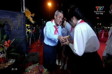 Các đồng chí lãnh đạo tỉnh trao những phần quà Trung thu ấm áp cho các cháu thiếu niên, nhi đồng