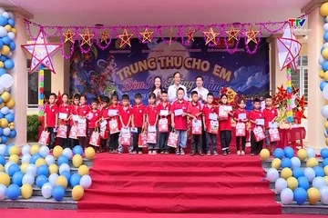 Tặng quà Trung thu cho trẻ mồ côi và học sinh khó khăn học giỏi