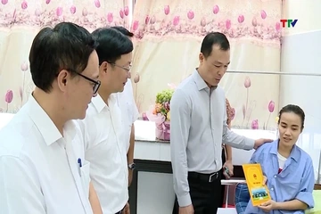Chủ tịch UBND tỉnh thăm, động viên công nhân môi trường bị tai nạn khi làm nhiệm vụ