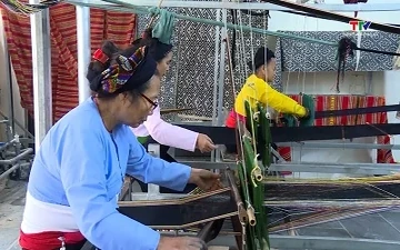 Lách cách tiếng thoi đưa