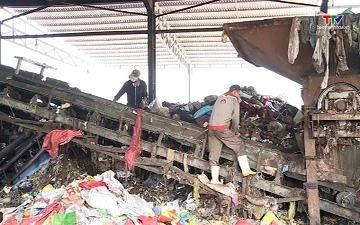 Tập trung thu gom, xử lý rác thải sau mưa lũ