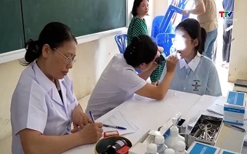 Xã Hoạt Giang khám sức khỏe cho trên 5.900 học sinh