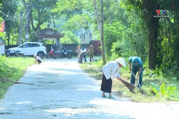 Xã Tân Ninh thực hiện vệ sinh môi trường sau mưa lũ