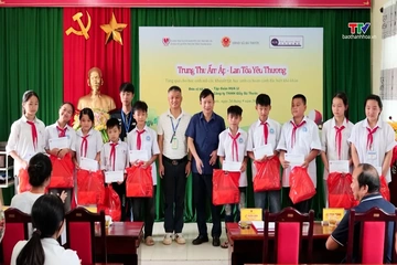 Trao tặng 50 suất quà cho học sinh có hoàn cảnh khó khăn tại xã Bá Thước