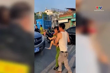 Cảnh sát cơ động kịp thời đưa cháu bé bị tai nạn đi cấp cứu