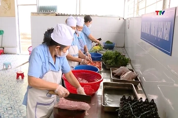 Đảm bảo bữa ăn bán trú cho học sinh