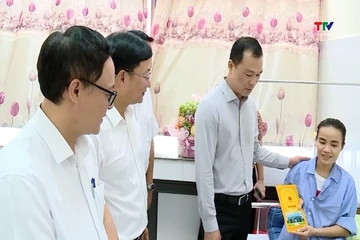 Chủ tịch UBND tỉnh thăm, động viên công nhân môi trường bị tai nạn khi làm nhiệm vụ