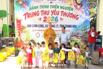 Chùa Thanh Hòa tặng quà tại xã Trung Lý