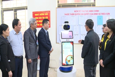 Địa phương đầu tiên của tỉnh Thanh Hóa đưa robot AI phục vụ hành chính công