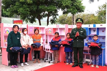 Người lính quân hàm xanh đồng hành cùng giáo dục vùng biên