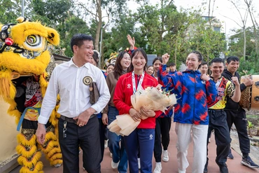 Đội tuyển Muay Thanh Hoá đón mừng “cô gái Vàng” Phương Hậu trở về từ SEA Games 33