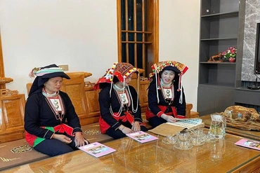 Người có uy tín vận động Nhân dân giữ gìn bản sắc văn hóa dân tộc