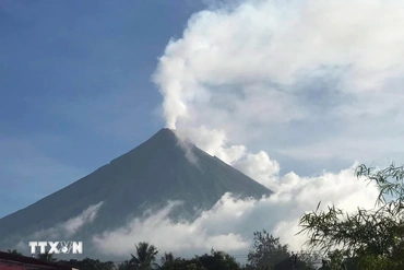 Philippines: Gần 1.000 hộ gia đình sơ tán do núi lửa Mayon phun trào