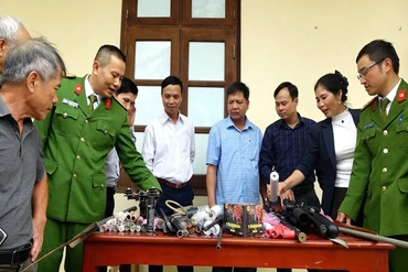 Nhân dân xã Vĩnh Lộc tích cực giao nộp vũ khí, vật liệu nổ