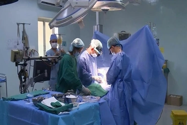 Cứu sống bệnh nhi 15 tuổi bị kính cắt đứt lìa động mạch