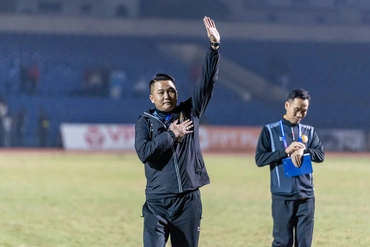 Cầm hòa ĐKVĐ Nam Định, HLV Thanh Hóa trải lòng về cuộc khủng hoảng lực lượng và tài chính