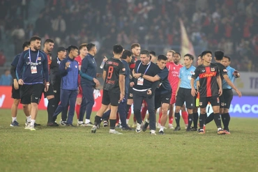 Ninh Bình FC để lại hình ảnh phản cảm sau thất bại trước CAHN; Man City hụt hơi, Man Utd kịch tính vào top 4