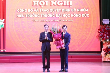 Trao Quyết định bổ nhiệm Hiệu trưởng Trường ĐH Hồng Đức và Trường CĐ Nông nghiệp Thanh Hóa
