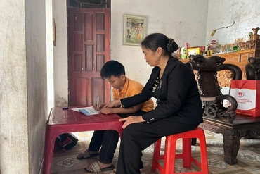 Từ roi vọt đến yêu thương: Người bà “nhìn cây sửa đất” ở thôn Phú Đa