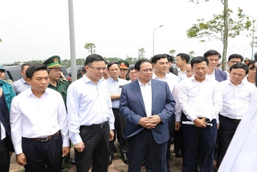 Thủ tướng Chính phủ Phạm Minh Chính khảo sát địa điểm xây dựng kho dầu và làm việc với Nhà máy Lọc hóa dầu Nghi Sơn