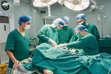 Nối thành công cánh tay gần đứt lìa cho bệnh nhân tai nạn lao động