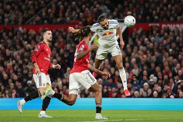 Man Utd thua sốc Leeds tại Old Trafford sau 45 năm; Đoàn Văn Hậu bị treo giò