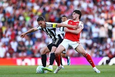 Arsenal đòi lại ngôi đầu, Liverpool áp sát Top 3; Xuân Son kém duyên ngày Nam Định bị cầm hòa