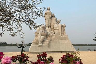 Ghi dưới chân tượng đài...