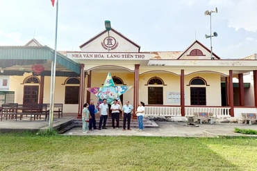 Đảng viên đi trước, làng nước chung lòng