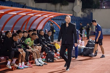 “Người cũ” liên tục nói “yêu Thanh Hóa”, HLV Choi nhận xét bất ngờ về Văn Thuận