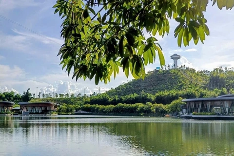 Du hành đến LAMORI – Nơi UFO soi bóng trên hồ Vua Lê