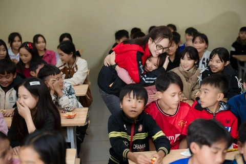 Giáo viên Trường Mầm non Tam Chung phấn khởi khi điểm trường Bản Ón có điện ổn định