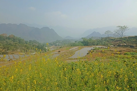 Mùa nước đổ phía trên cổng trời