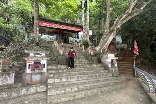 Thăm đền Cùng bên bờ sông Mã