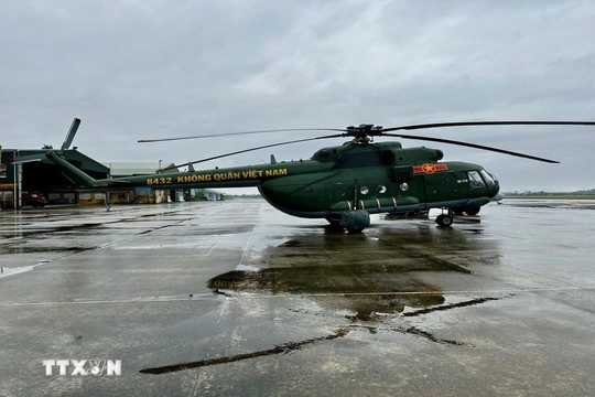 Máy bay Mi-17 mang theo 1,5 tấn lương thực, thực phẩm hỗ trợ nhân dân vùng lũ