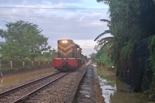 Đường sắt Bắc - Nam thông tuyến sau nhiều ngày tê liệt do mưa lũ